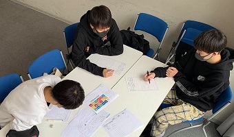 1年次開講「プロジェクト演習I」の授業風景です。