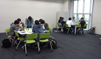加古川市社会福祉協議会から講師を迎えて参加体験型の授業を実施しました。