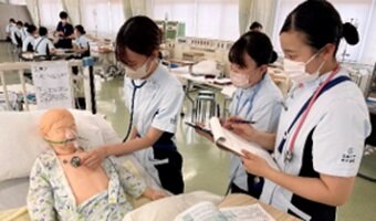 【看護学科】 川崎病の子どもを想定したバイタルサイン測定演習を実施しました