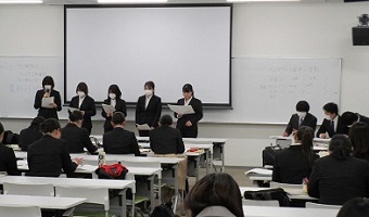 はじめての看護学実習で1年生が実習報告会を行いました