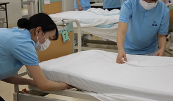 【地域医療福祉研修センター】「看護技術論Ⅰ」の実践風景をご紹介