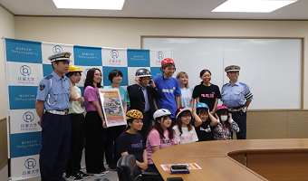 【サプライズ企画部】「自転車安全啓発ポスター」のお披露目式に出席しました