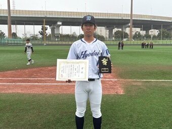 表彰シーン（江藤選手：報徳学園高校 出身）.jpg