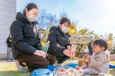 地域の子ども・保護者に直接触れあい実践的経験を重ねるPBL（課題解決型学習）など、地域とともに成長できる場を整えています。