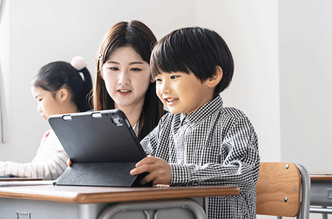 ICT（情報通信技術）を活用した授業・活動の指導力を身につけるとともに、プログラミング教育の基礎も学びます。