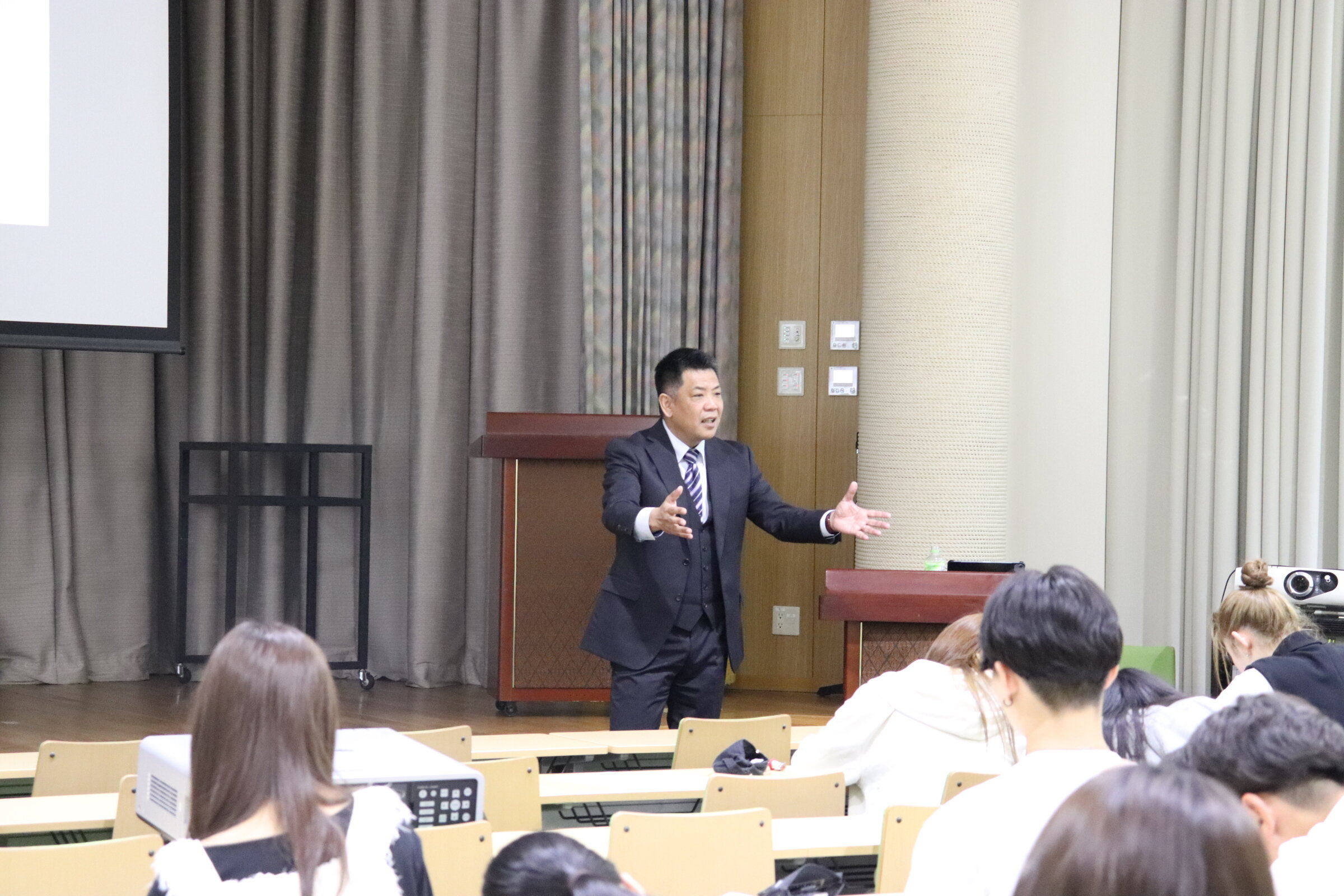 【教育学科】授業紹介：「クラスゼミナールⅠ」加古川市立小学校校長先生にご登壇いただきました！