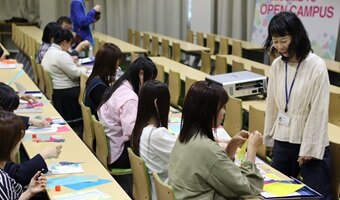 【教育学科】体験授業「いろいろ色紙で遊ぼう!」