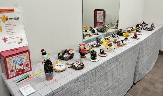 【教育学科】「松ぼっくりがあったとさ」からクリスマスの制作物