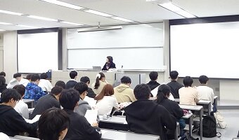 【現代ビジネス学科】新入生のオリエンテーションの様子です。