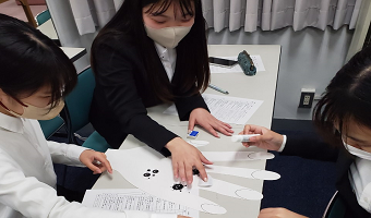 【健康システム学科】「教育特論Ⅲ」の授業で、小学校1年生を対象に「めざせ、手洗い名人!」の模擬授業を実施しました