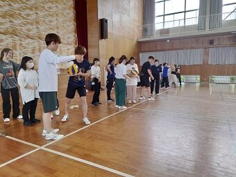 ビーチボール運び競争.jpg