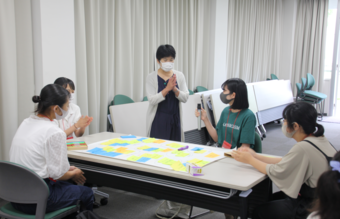 グループワーク教員と生徒.pngのサムネイル画像