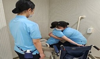 【看護学科】3年生「老年看護学援助論」で「車いす移乗」の演習をする！